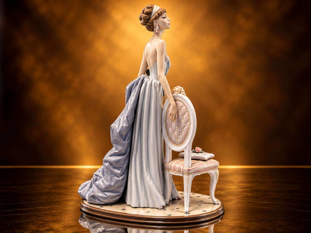 MINT! LLADRO # 1495 "A LADY OF TASTE" PORCELAIN FIGURINE - TALL 15 "