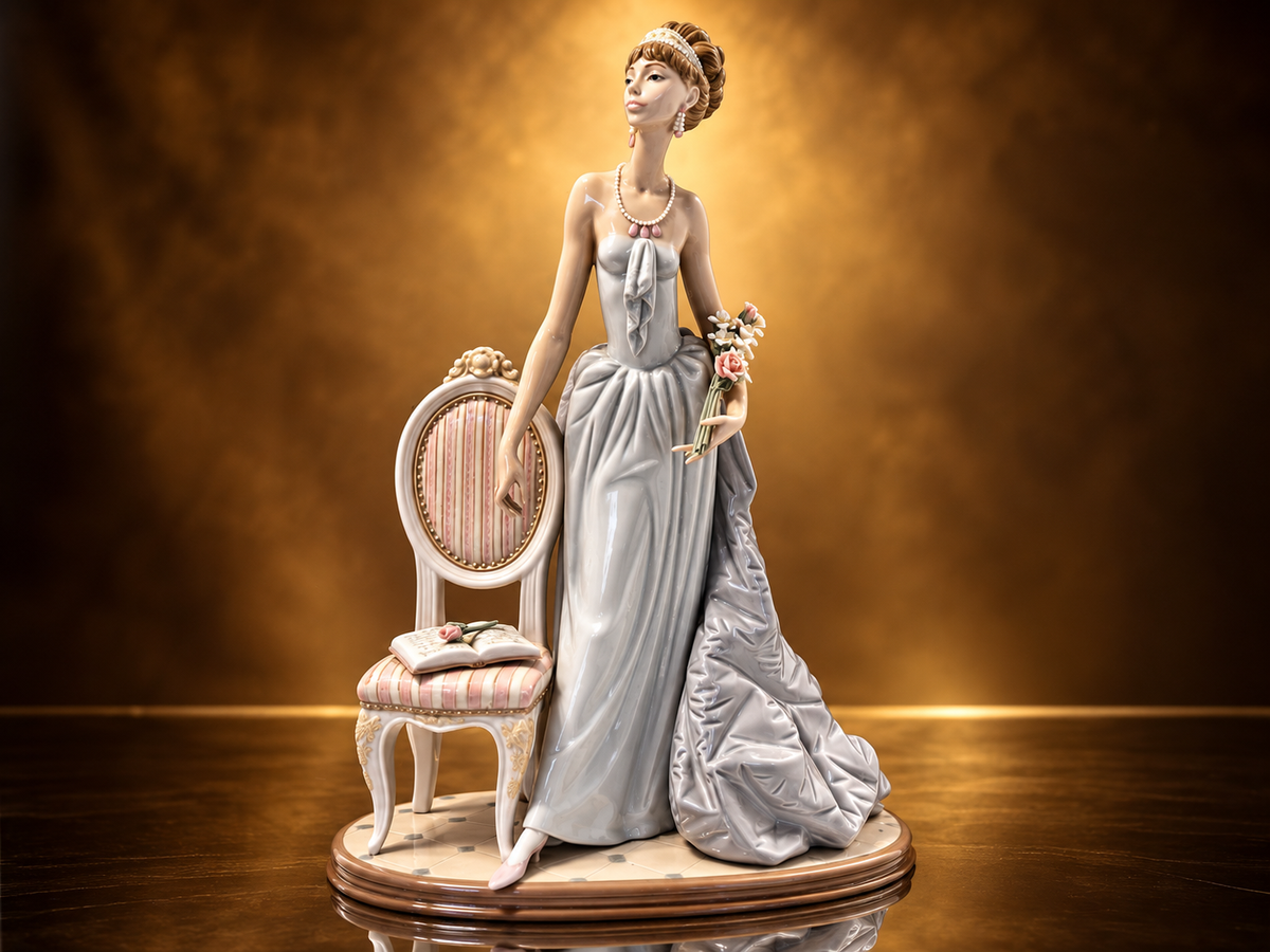 MINT! LLADRO # 1495 "A LADY OF TASTE" PORCELAIN FIGURINE - TALL 15 "