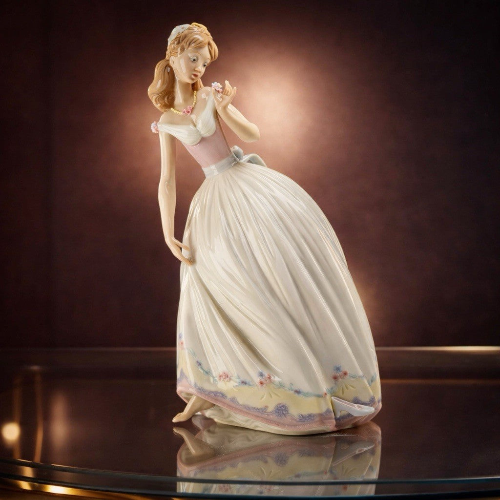 The Glass Slipper – Lladró (Cenicienta)Retired 2001 | Sculptor José Puche. MINT.