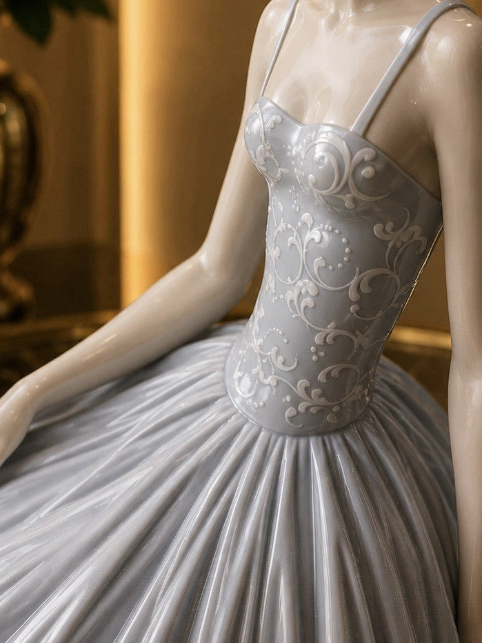 Lladró Waiting Backstage #01004559 | Retired Ballerina