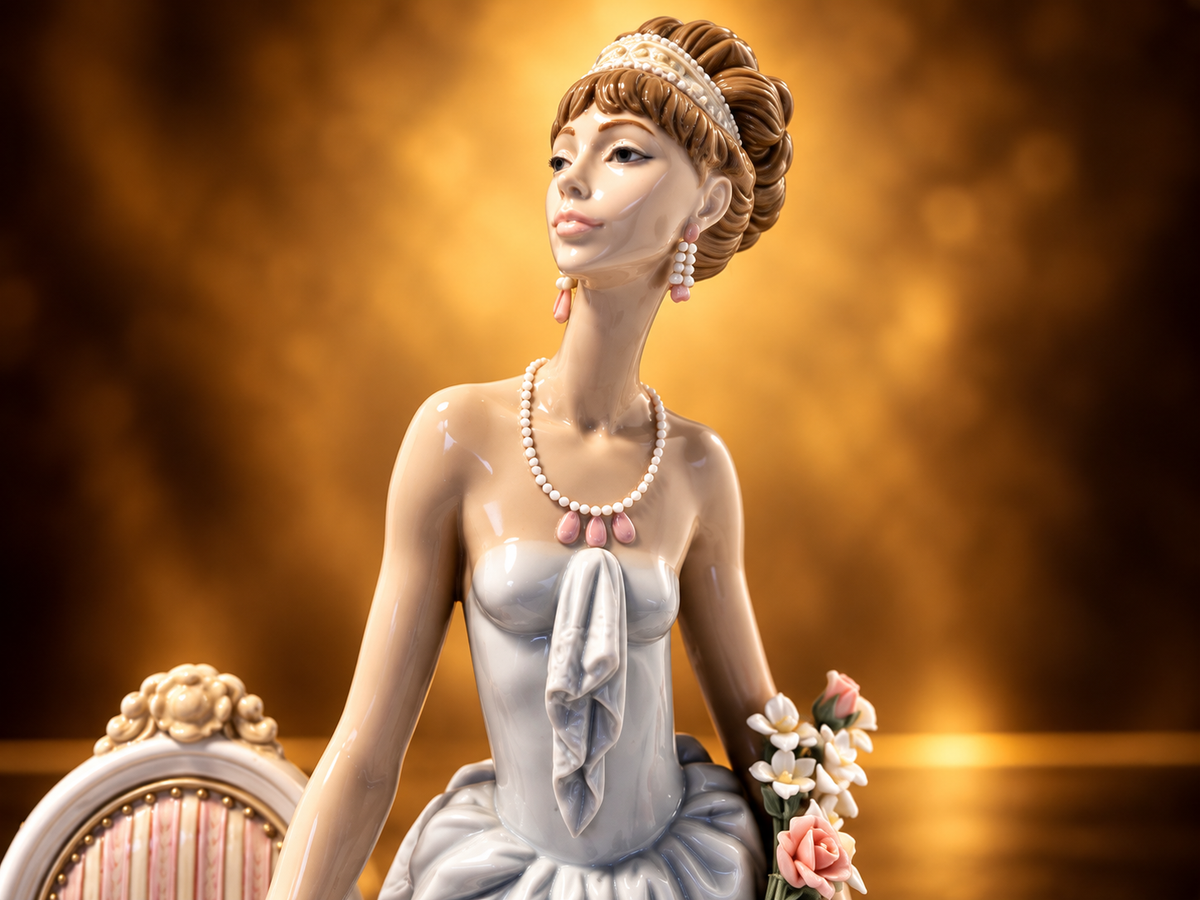 MINT! LLADRO # 1495 "A LADY OF TASTE" PORCELAIN FIGURINE - TALL  15 "