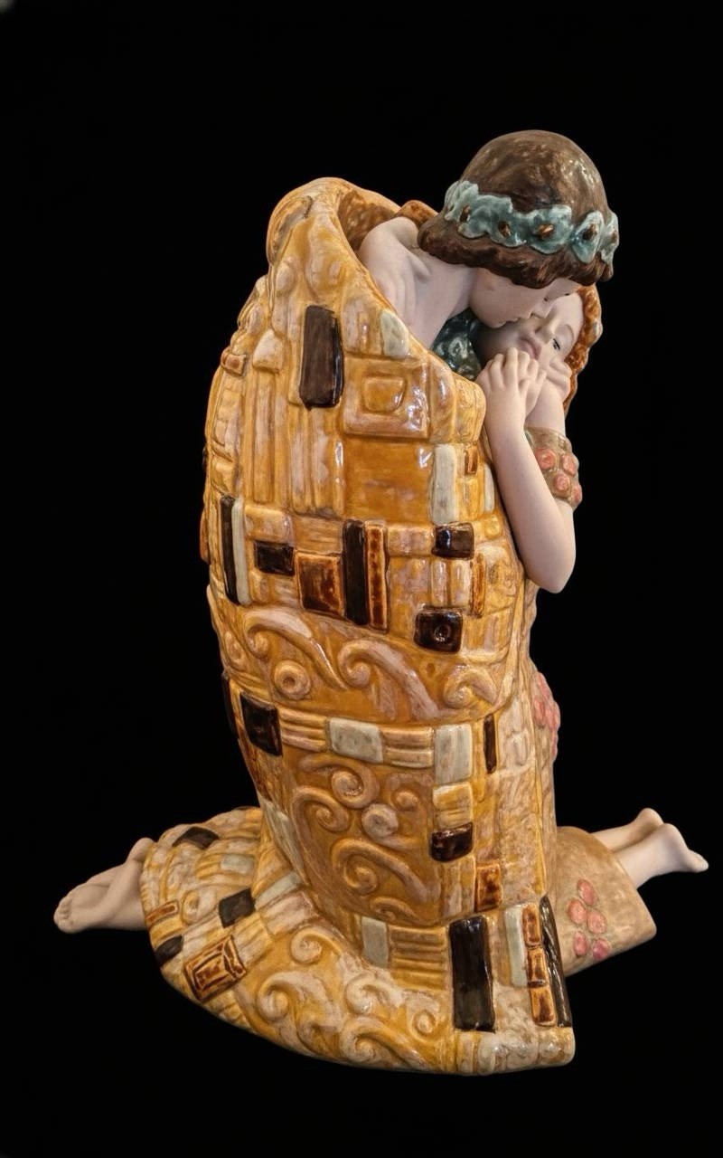 Lladró The Kiss #01008204 by Antonio Ramos | Retired