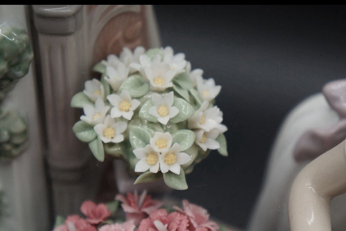 Lladro Romantic Feelings #8250 Large Floral. Ships Directly From Spain. NIB!